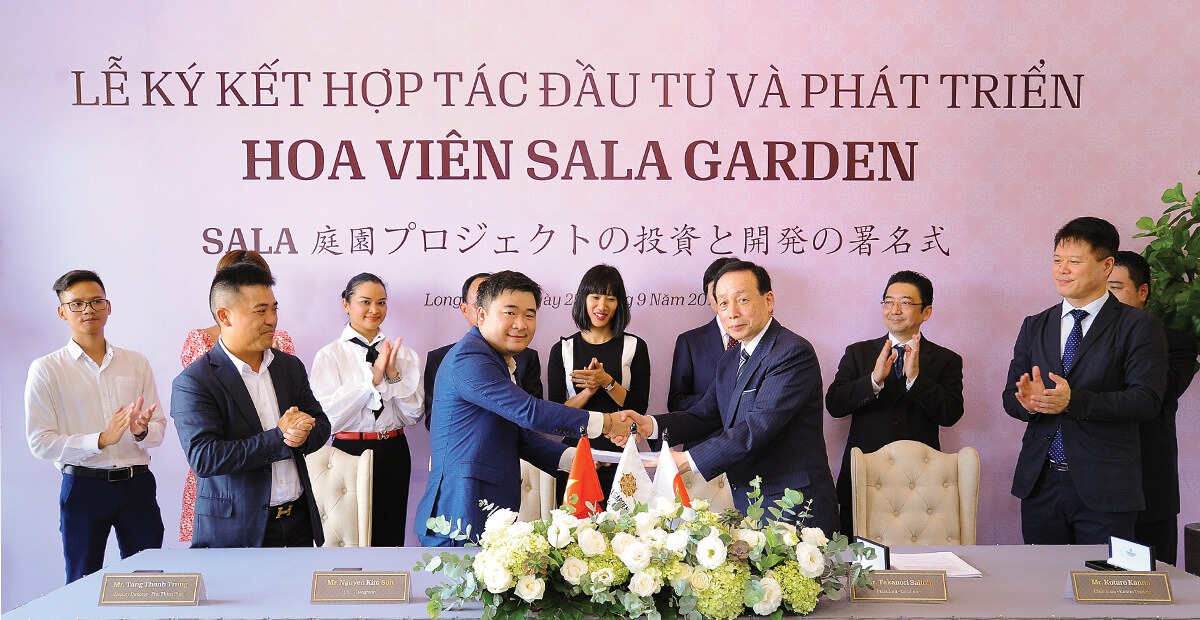 Ông Nguyễn Kim Sơn, tổng giám đốc Beegreen (phía trước, thứ hai từ bên trái), và ông Takanori Saito, chủ tịch Tập đoàn Cocolonet (phía trước, thứ hai từ bên phải), ông Tăng Thành Trung, giám đốc công ty Phú Thiện Phát (phía trước, thứ nhất từ bên trái), ông Kotaro Kanno, chủ tịch công ty Kanno Trading (phía trước, thứ nhất từ bên phải) đang trao các hợp đồng đầu tư và hợp tác chiến lược của hoa viên Sala Garden, với sự chứng kiến của ông Toshi Okubo, Giám đốc điều hành ngân hàng Phát triển Nhật Bản (đứng, thứ nhất từ bên phải), ông Kazuyo Hachisuka, phó chủ tịch điều hành cấp cao, viện nghiên cứu kinh tế Nhật Bản và các vị quan khách